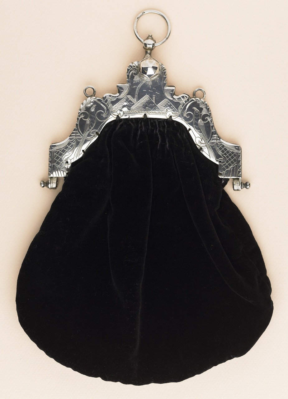 Zwart fluwelen handtas met zilveren beugel, Cornelis Wendels