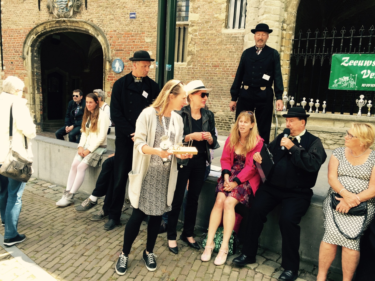 Uitreiking van de Zeeuws Museumprijs bij het sjeesrijden op het Abdijplein. Foto Romeo Vermue