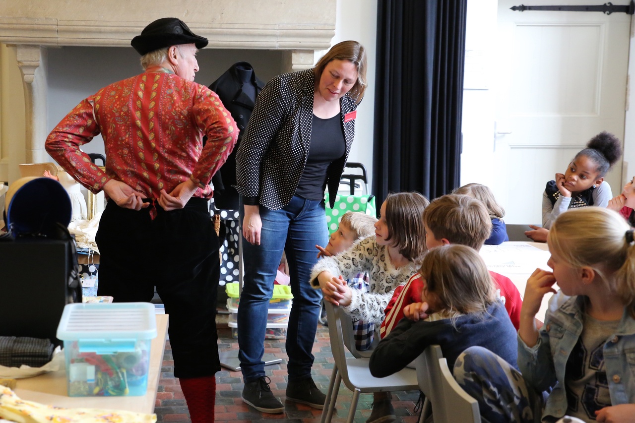 Zeeuws Museum in de school, bij de onderbouw met Cees Martens. Foto Nicolette Janse