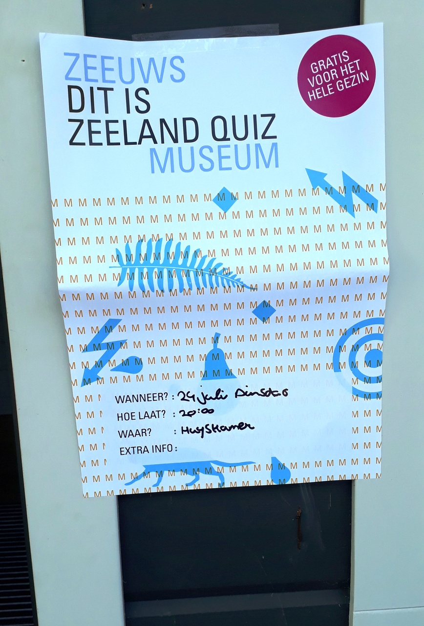 Aankondiging van de ZM Dit is Zeeland vakantiequiz in de Huyskamer