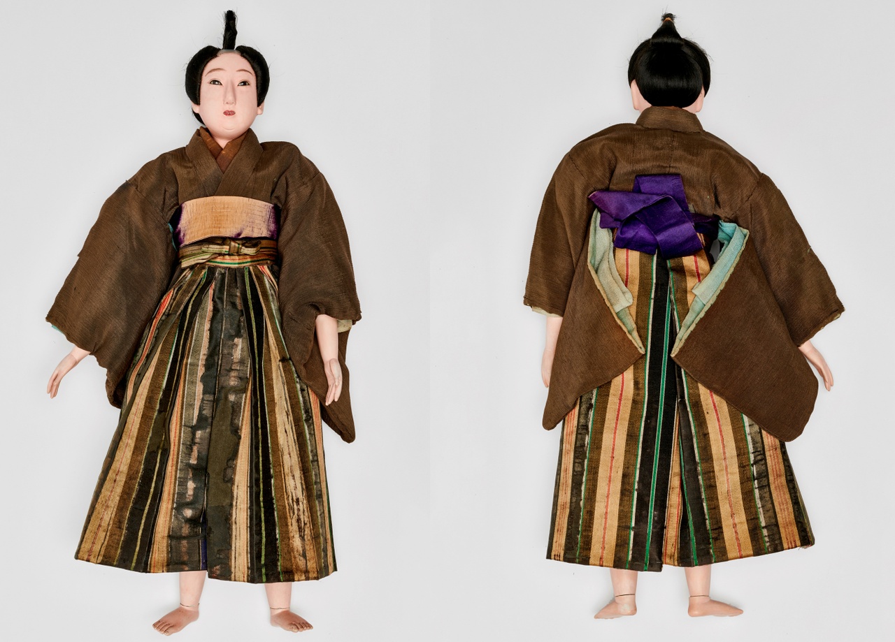 Voor- en achterzijde mannelijk Japanse kostuumpop na restauratie, circa 1875. Foto Pim Top