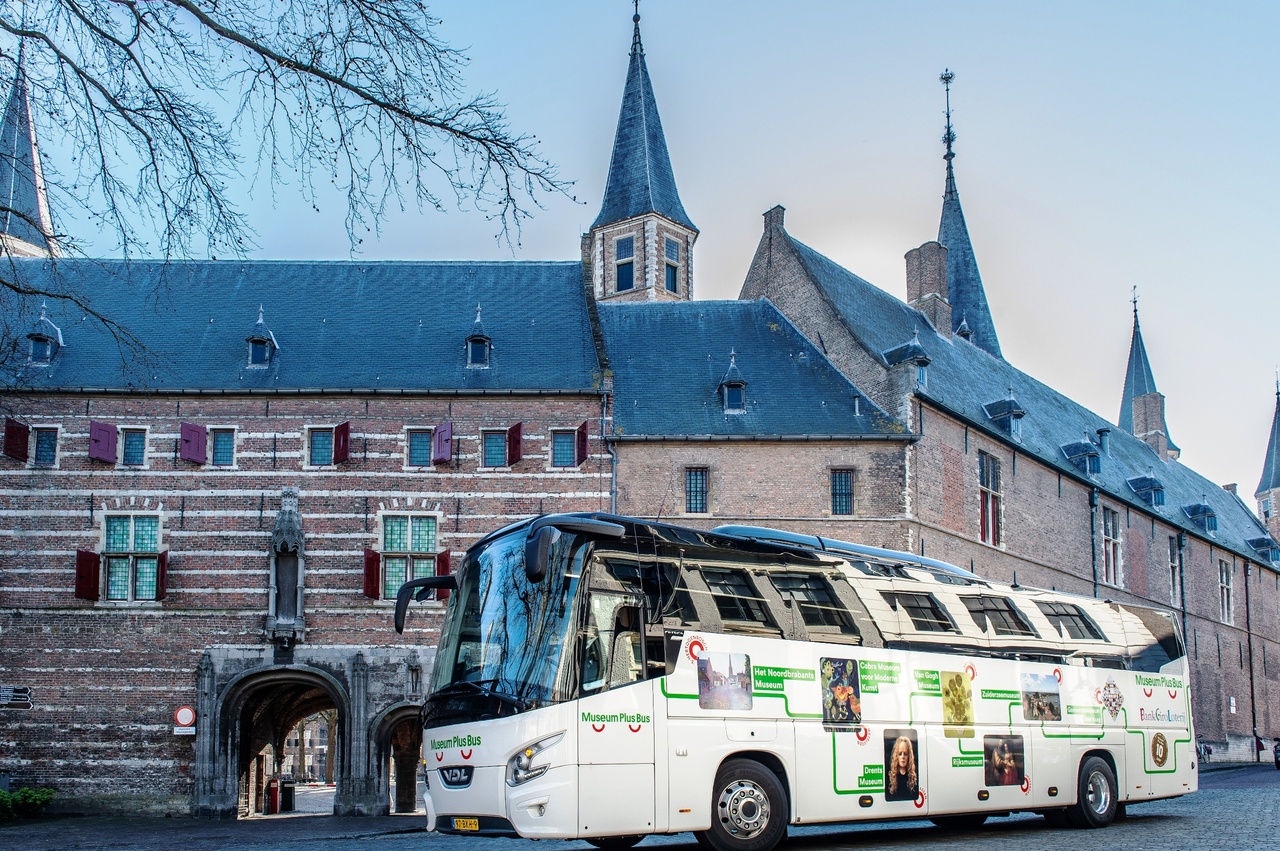 De Museum Plus Bus geparkeerd bij de entree van het Zeeuws Museum. Foto Mieke Wijnen