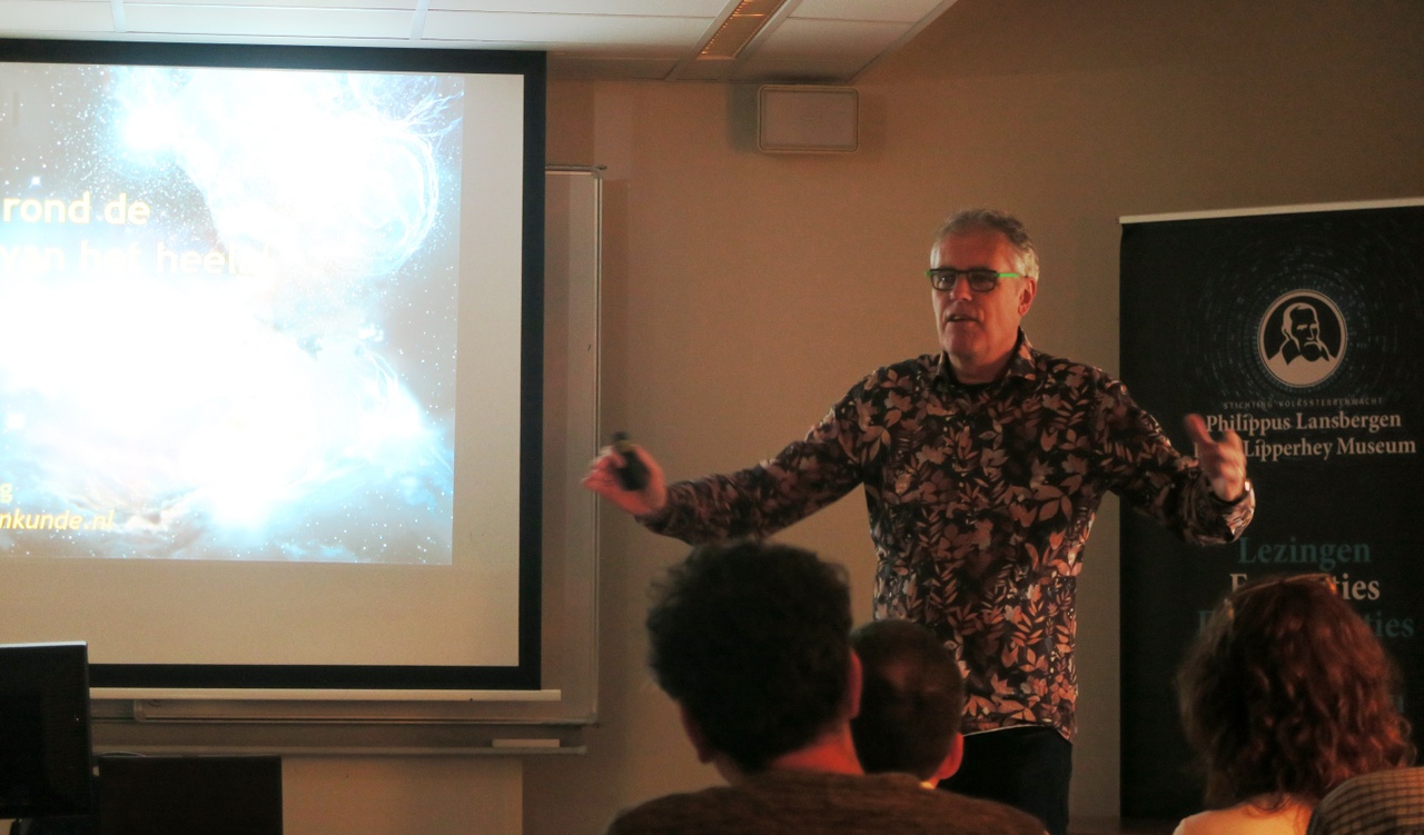 05 Govert Schilling inspireert tijdens lezing in sterrenwacht Philippus van Lansbergen 5-10-2019.JPG