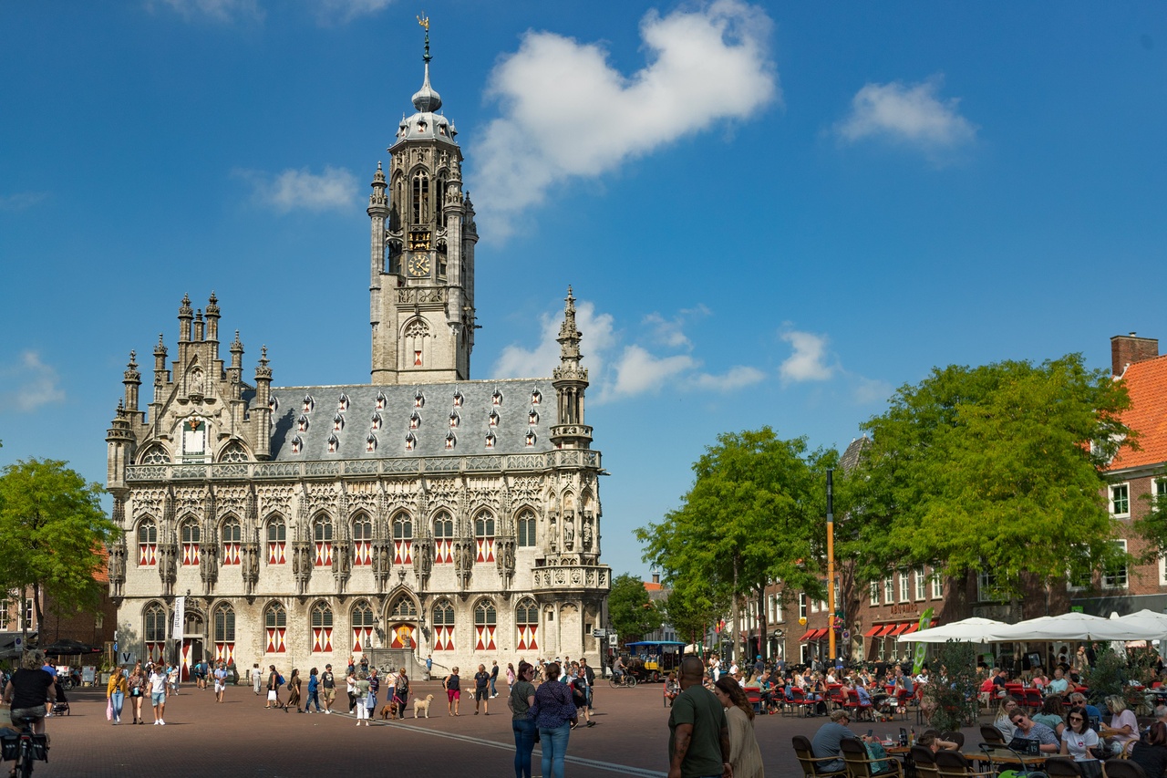 Dagje uit in Middelburg Markt met oude Stadhuis Foto Viorella Luciana