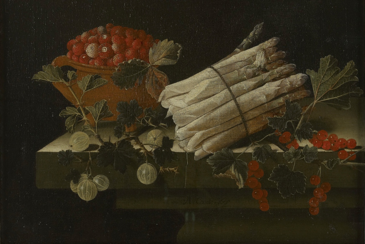 Stilleven met een testje aardbeien, een takje kruisbessen, een bos asperges en een takje rode bessen op een stenen plint (1695) van Adriaen Coorte.jpg
