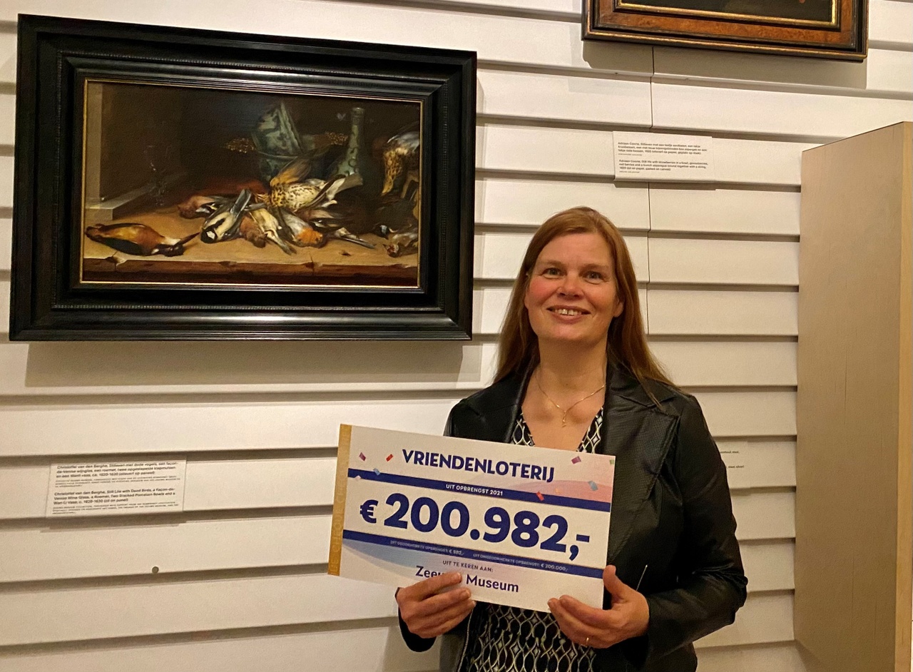 Marjan Ruiter Zeeuws Museum met cheque 2021 Vriendenloterij.jpg