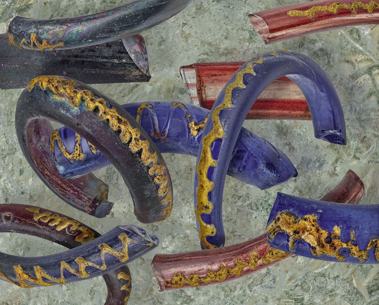 Fragmenten-van-glazen-armbanden-en-kralen-Poortvliet-125-1-v.Chr.Collectie-Zeeuws-Archeologisch-Depot-Collage-Pim-Top.jpg
