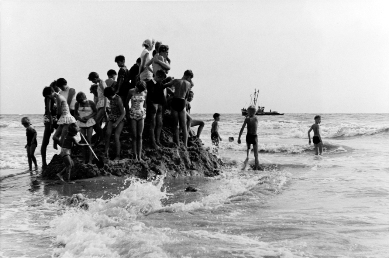 Neeltje Flipse-Roelse groep in zee op zandberg Westkapelle.jpg